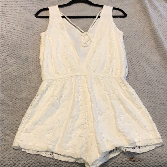 V-neck white lace romper. Only worn once or twice - Picture 2 of 6